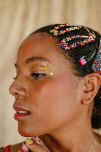 Acessórios com Brilho: Lantejoulas e Cristais Que Transformam Qualquer Look