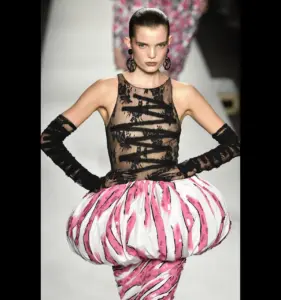 Silhuetas em Evidência: Balonê e Ombros Estruturados Inspirados nos Anos 80