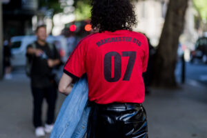 Estilo em Jogo: Como as Camisas de Time Viraram Tendência de Moda